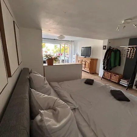 Seenahe Mit Gemeinschaftsgarten Und -pool